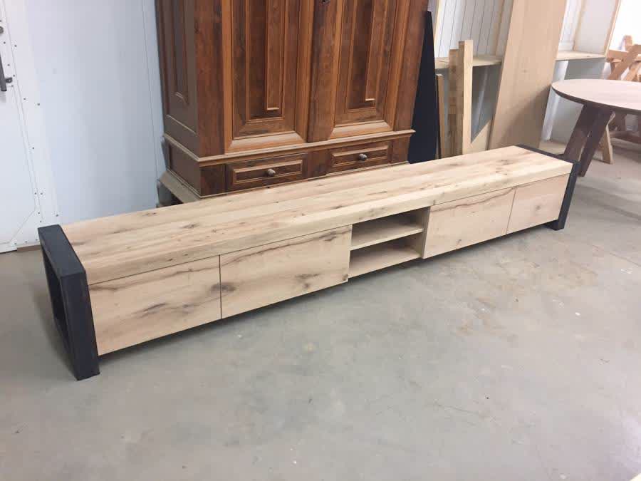 Robuust eiken tv-dressoir met stalen wangen