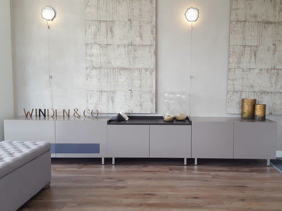 Greeploos tv-dressoir met wandpanelen en speakerstof