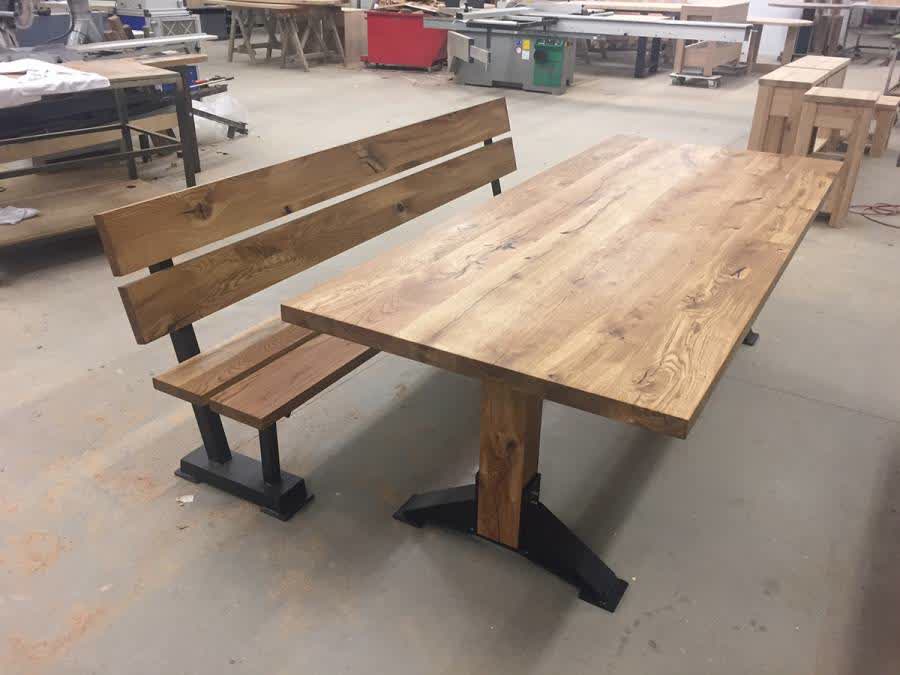 Robuuste eiken eettafel met bijpassende bank en zwart staal