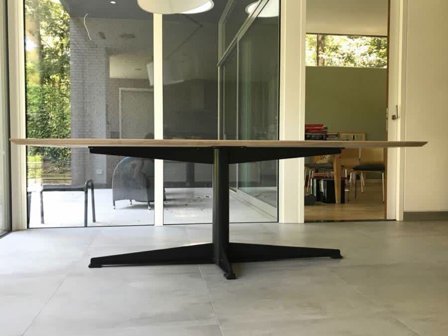 Moderne eiken eettafel met gepoedercoat stalen onderstel