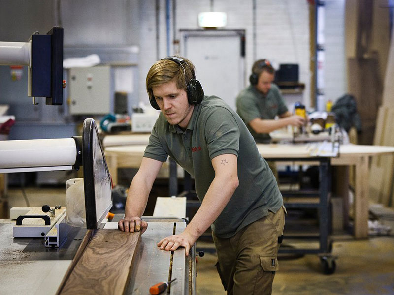Meubelmakers aan het werk in de werkplaats van Te Boveldt